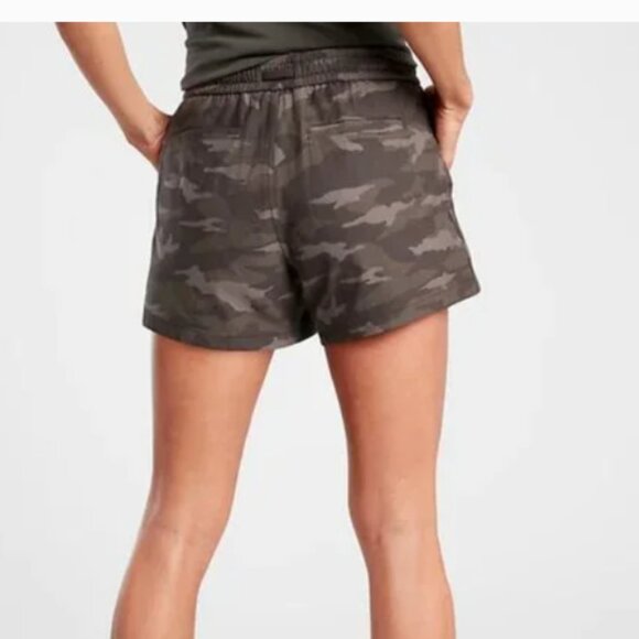Athleta Camo Elastic Waist Exposed Pockets Farallon Short Size 2 - Picture 2 of 10